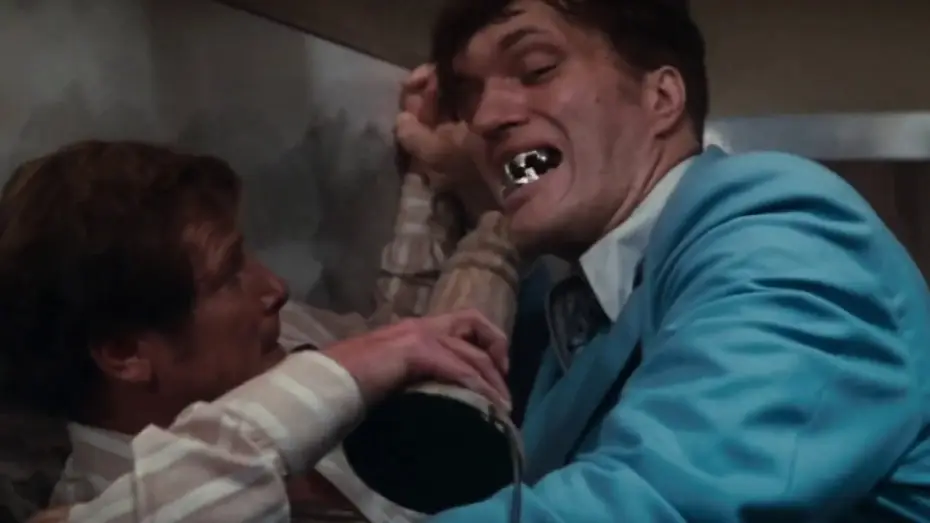 Відео до фільму 007: Шпигун, який мене кохав — Bond gets to grips with Jaws on the train