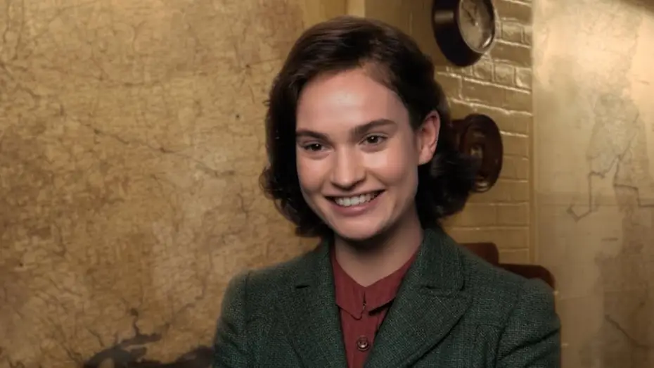 Відео до фільму Темні часи | L'ORA PI&Ugrave; BUIA - Intervista a Lily James - Parte 1