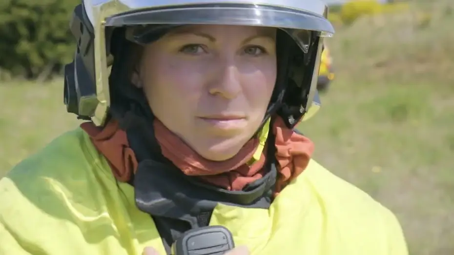 Відео до серіалу Життя прекрасне — PBLV chez les pompiers #2 : Les femmes pompiers 🚒