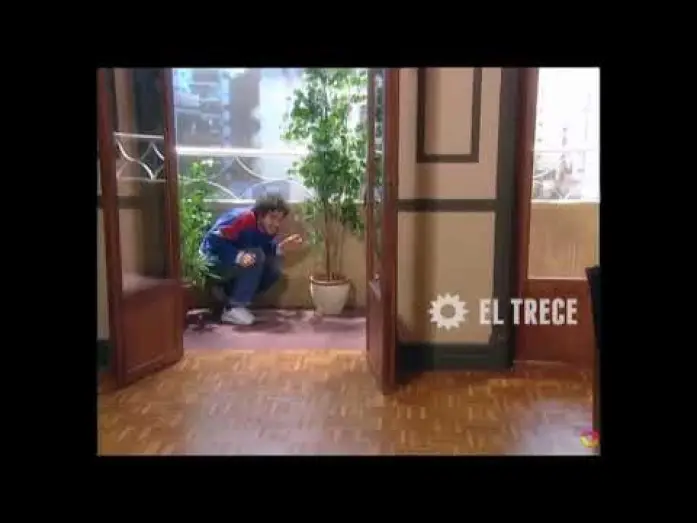 Відео до серіалу Сон про кохання — NICOLÁS CABRE ESCUPIENDO A UN VECINO EN SON AMORES - 2002