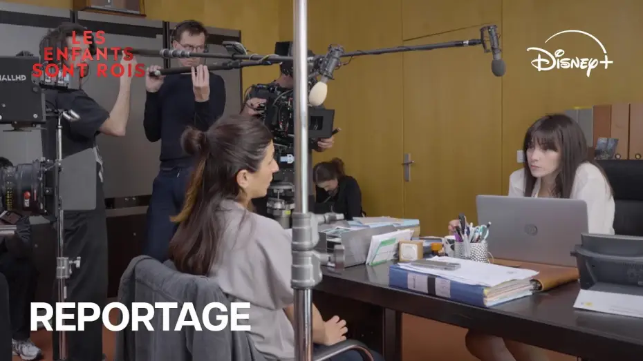 Відео до серіалу Les Enfants sont rois — Les enfants sont rois - Reportage : Les défis de l'adaptation