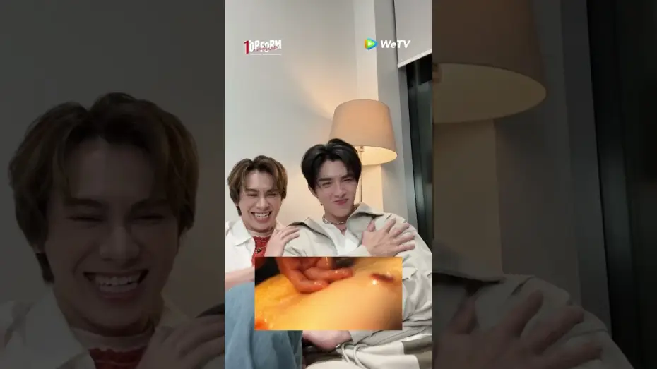 Видео к сериалу กอดกันมั้ย นายตัวท็อป — [Reaction] Top Form กอดกันมั้ย นายตัวท็อป | สมาร์ท-บูม กับซีนน้ำผึ้งในตำนานของตัวเองจะเป็นยังไง!?
