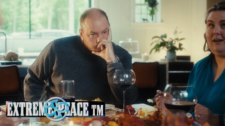 Відео до серіалу Million Dollar Extreme представляє: Екстремальний мир — Extreme Peace: "Friendsgiving" Sketch