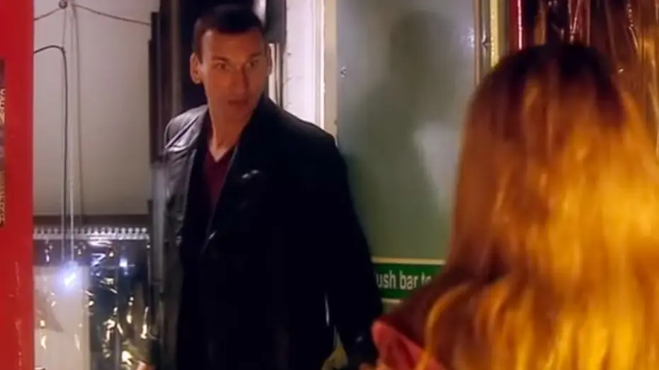 Відео до серіалу Доктор Хто — Christopher Eccleston's First Scene | "I'm The Doctor By The Way" | Rose