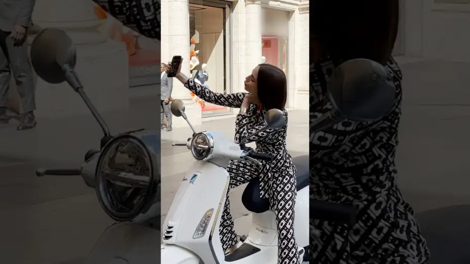 Відео до серіалу Емілі в Парижі — Parisian chic with an Italian twist - Season 5 is now in production!