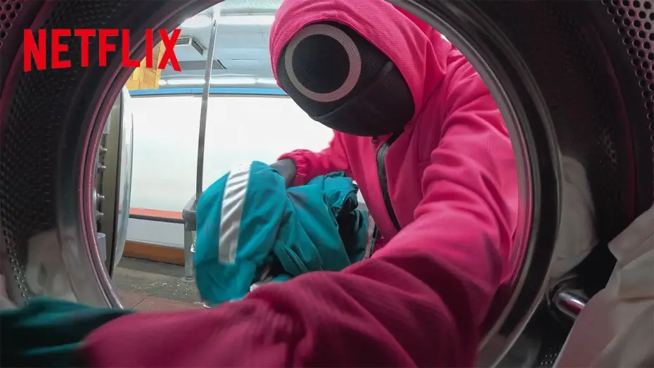 Відео до серіалу Гра в кальмара — Squid Game Pink Guards Spotted At A Local Laundromat