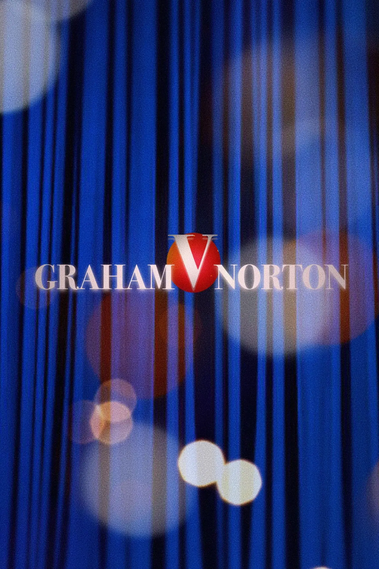 Постер к сериалу "V Graham Norton"