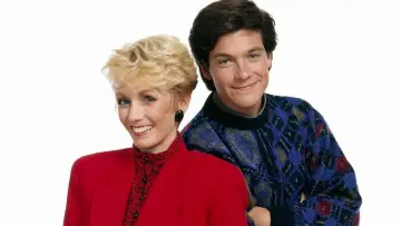 Задник до серіалу "Сім