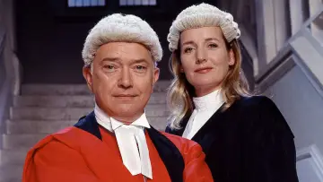 Задник до серіалу "Judge John Deed" #1684729