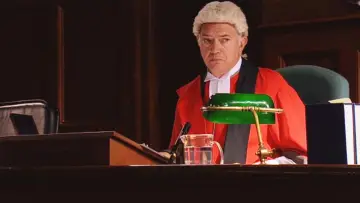 Задник до серіалу "Judge John Deed" #1684734