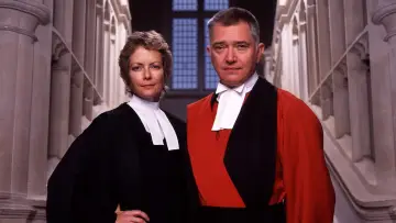 Задник до серіалу "Judge John Deed" #1684741