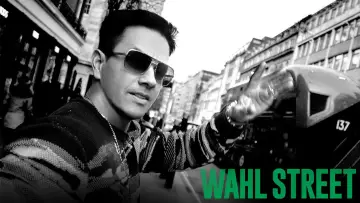 Задник до серіалу "Wahl Street" #1665978