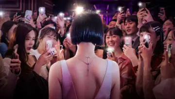 Задник до серіалу "Знаменитість" #1559345