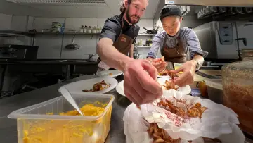 Задник до серіалу "Restaurants at the End of the World" #1414047