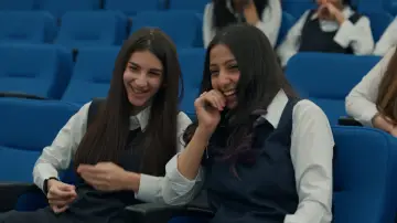 Задник до серіалу "بنات الثانوي" #1837359