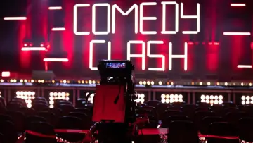 Задник до серіалу "Comedy Clash" #1399074