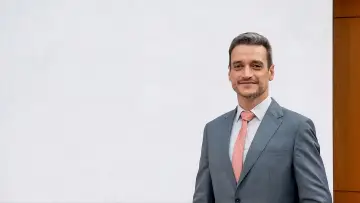 Hora 1 постер