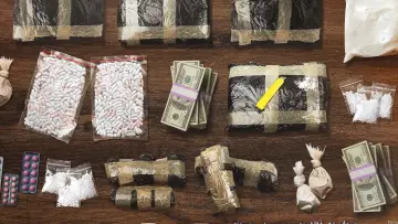 Задник до серіалу "Contraband: Seized at the Border" #1451362