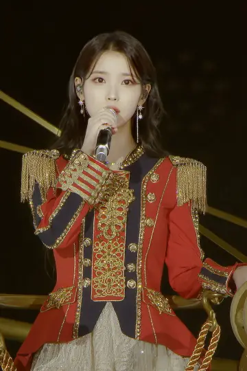 Постер до серіалу "아이유 콘서트 Live Clip" #1773655