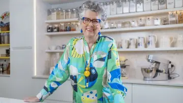 Задник до серіалу "Prue Leith
