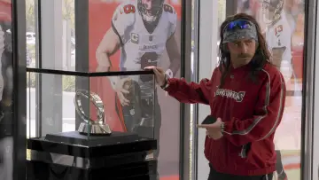Задник до серіалу "Eli Manning Presents: The Undercovers" #1512048