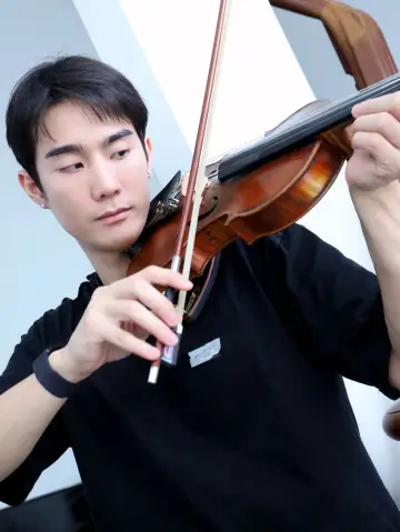 Постер до серіалу "ความลับในบทเพลงที่บรรเลงไม่รู้จบ" #1492601
