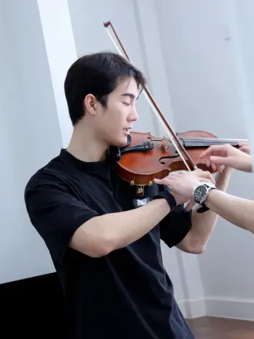 Постер до серіалу "ความลับในบทเพลงที่บรรเลงไม่รู้จบ" #1492602