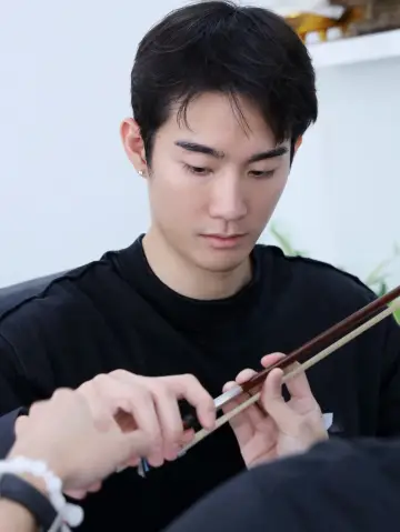 Постер до серіалу "ความลับในบทเพลงที่บรรเลงไม่รู้จบ" #1492603