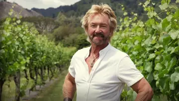 Задник до серіалу "Noel Edmonds