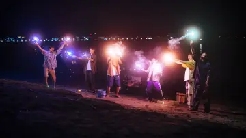 Задник до серіалу "修学旅行で仲良くないグループに入りました" #1660738