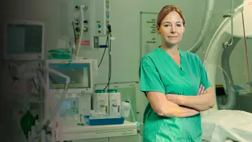 Задник до серіалу "Еліс Робертс: Наша лікарня крізь віки" #1556035