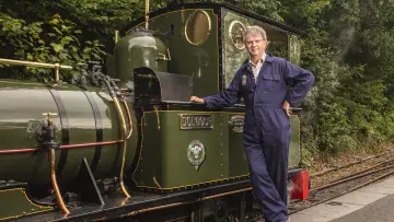Задник до серіалу "Paul Merton: Driving Amazing Trains" #1554891