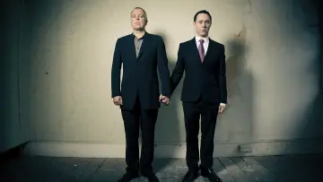 Задник к сериалу "У дев