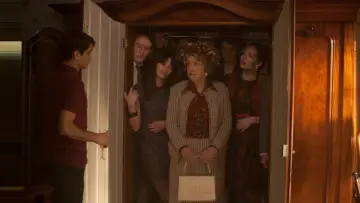 Задник к сериалу "У дев