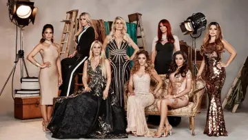 Задник до серіалу "The Real Housewives of Cheshire" #1485631