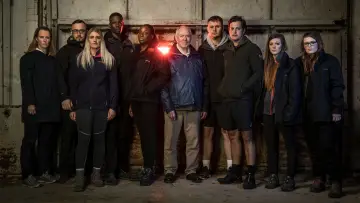 Задник до серіалу "Hunted" #1604533