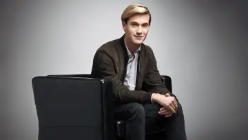 Задник до серіалу "Hollywood Medium with Tyler Henry" #1662914