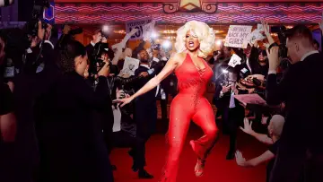 Задник до серіалу "RuPaul