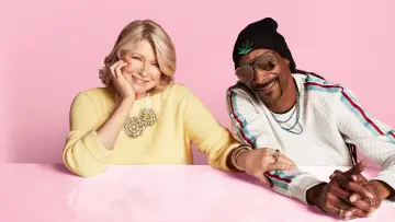 Задник до серіалу "Martha & Snoop