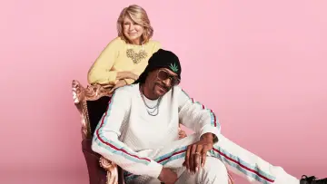 Задник до серіалу "Martha & Snoop