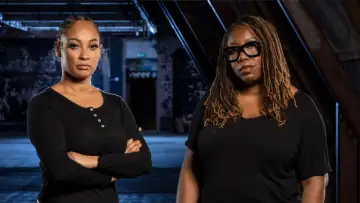 Задник до серіалу "Celebrity Hunted" #1317055