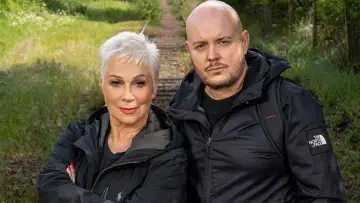 Задник до серіалу "Celebrity Hunted" #1317062