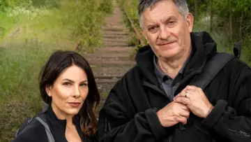 Задник до серіалу "Celebrity Hunted" #1317067