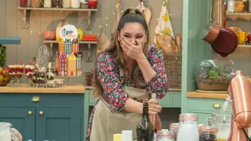 Задник до серіалу "The Great Celebrity Bake Off for Stand Up To Cancer" #1537209