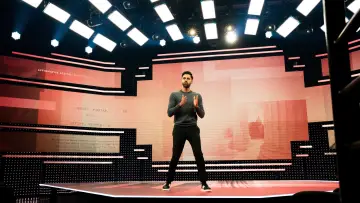 Задник до серіалу "Patriot Act with Hasan Minhaj" #1931376