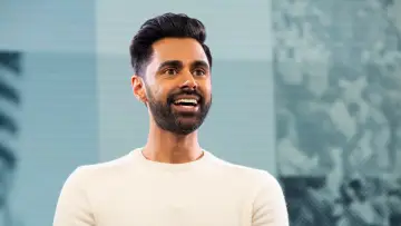 Задник до серіалу "Patriot Act with Hasan Minhaj" #1931380