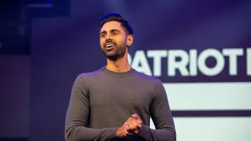 Задник до серіалу "Patriot Act with Hasan Minhaj" #1931383