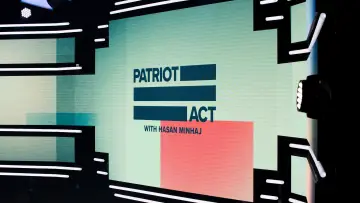 Задник до серіалу "Patriot Act with Hasan Minhaj" #1931384