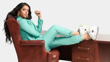 Задник к сериалу "A Little Late with Lilly Singh" #1347624