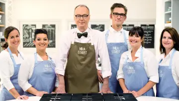 Задник до серіалу "Christopher Kimball